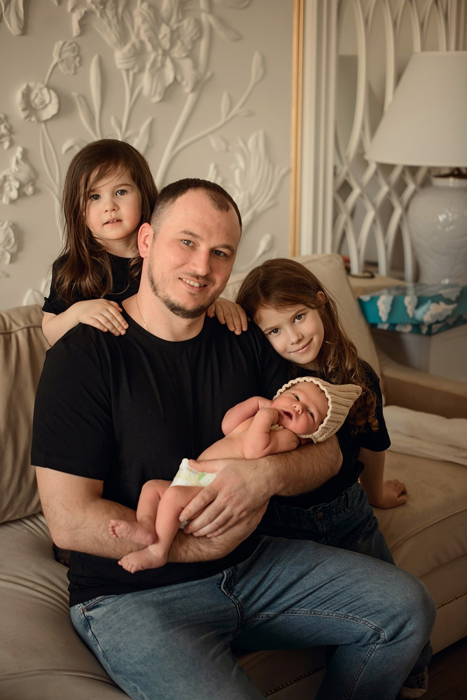 A family photo shoot at home, a family with a newborn baby. Photographer Elena Carruthers, Scotland