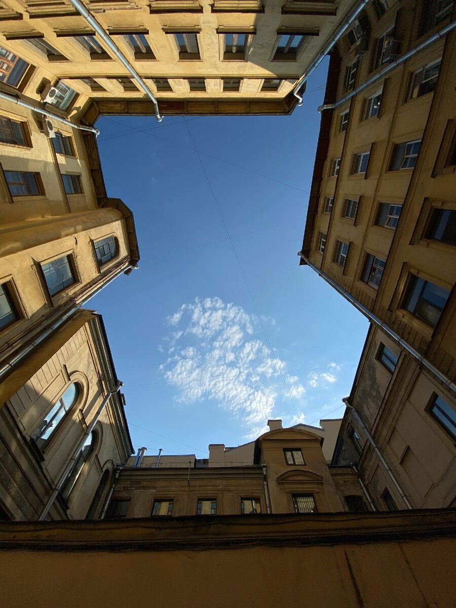 Двор колодец в Петербурге