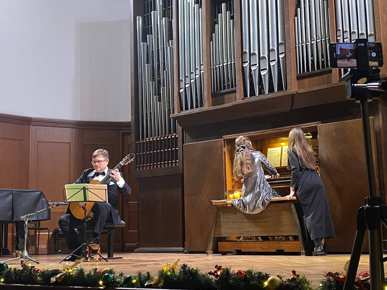 Концерт «Музыка в садах Испании, Аргентины и Франции» прошёл в Малом зале Московской консерватории. Дмитрий Бородаев