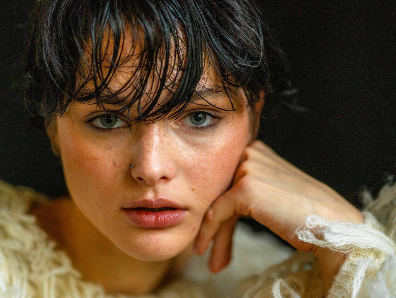 На фотографии модель которая позирует в студии