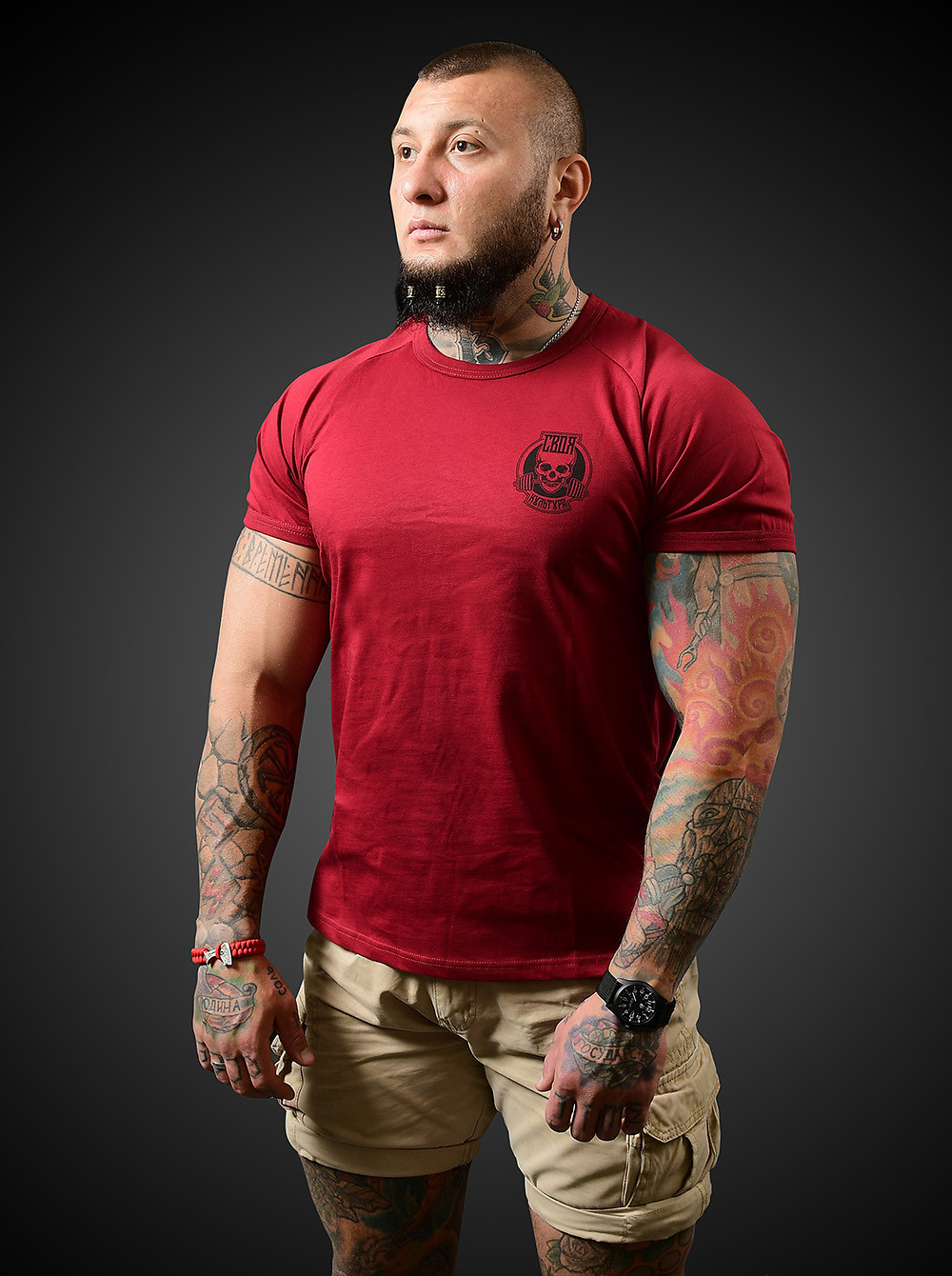 Красная футболка для спортсменов.