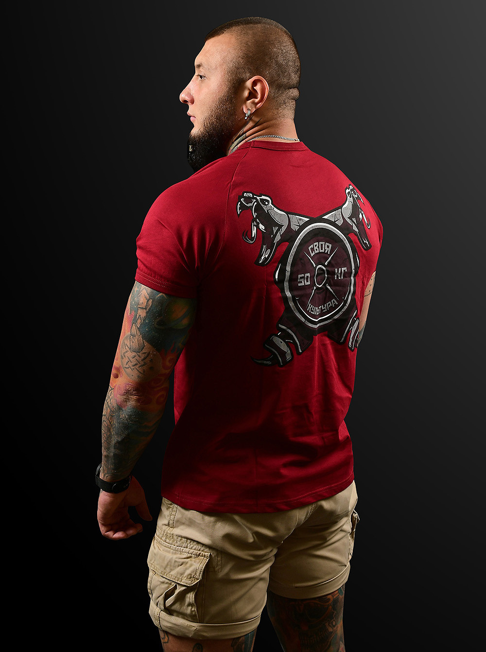 Красная футболка вид сзади.