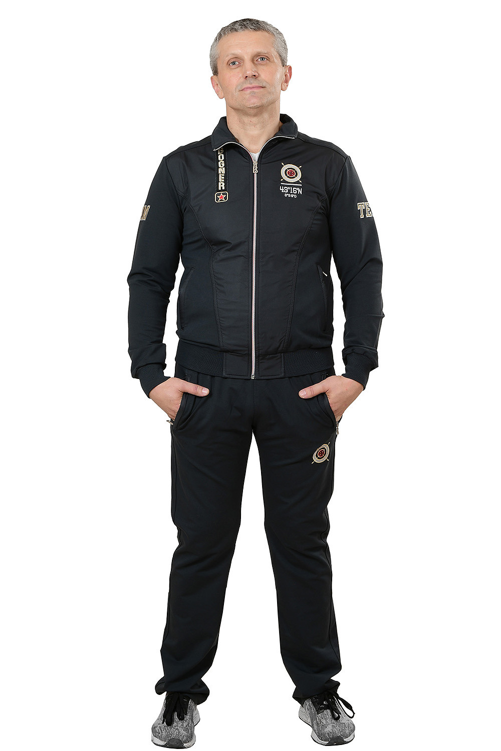 Фотомодель в спортивном костюме в студии на белом фоне.