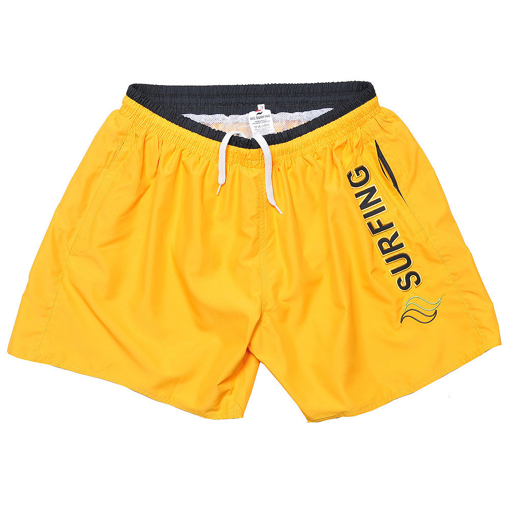 Летние шорты спортивные на белом фоне.