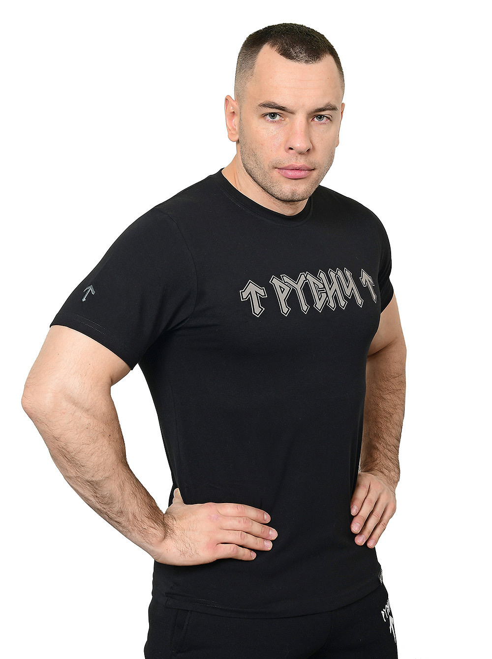 Мужская чёрная футболка на фотомодели.