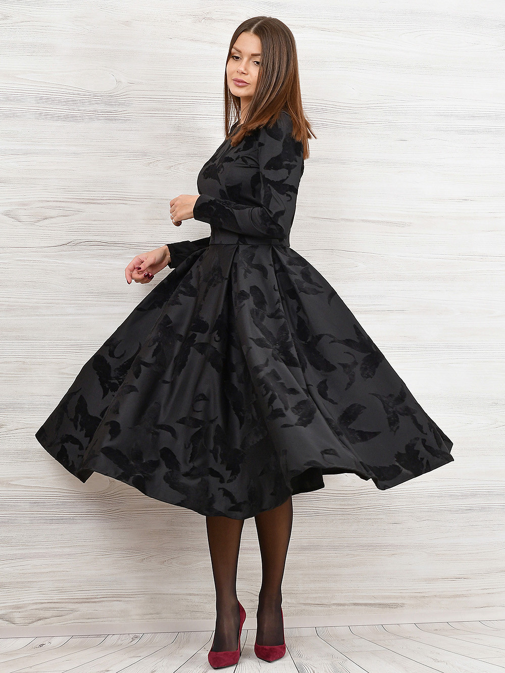 Нарядное коктейльное платье на фотомодели в интерьерной студии для каталога.