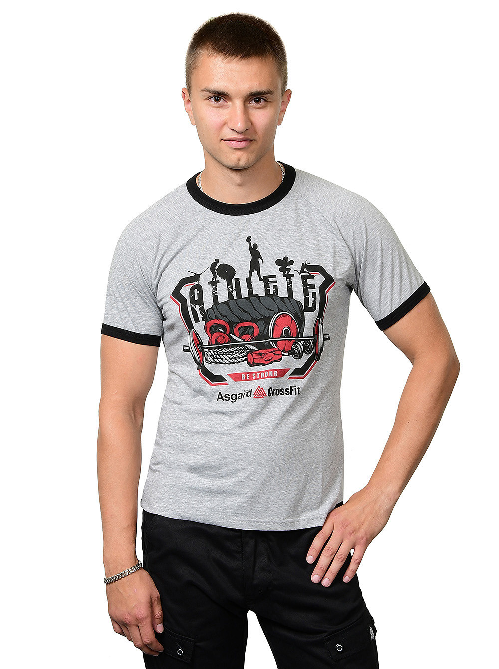 Футболка на модели на белом фоне.