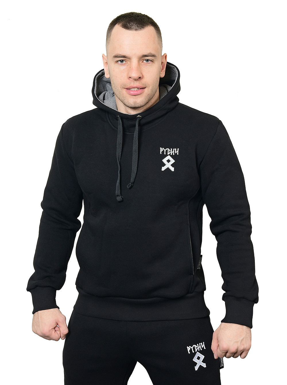 Чёрный спортивный костюм на белом фоне на фотомодели.