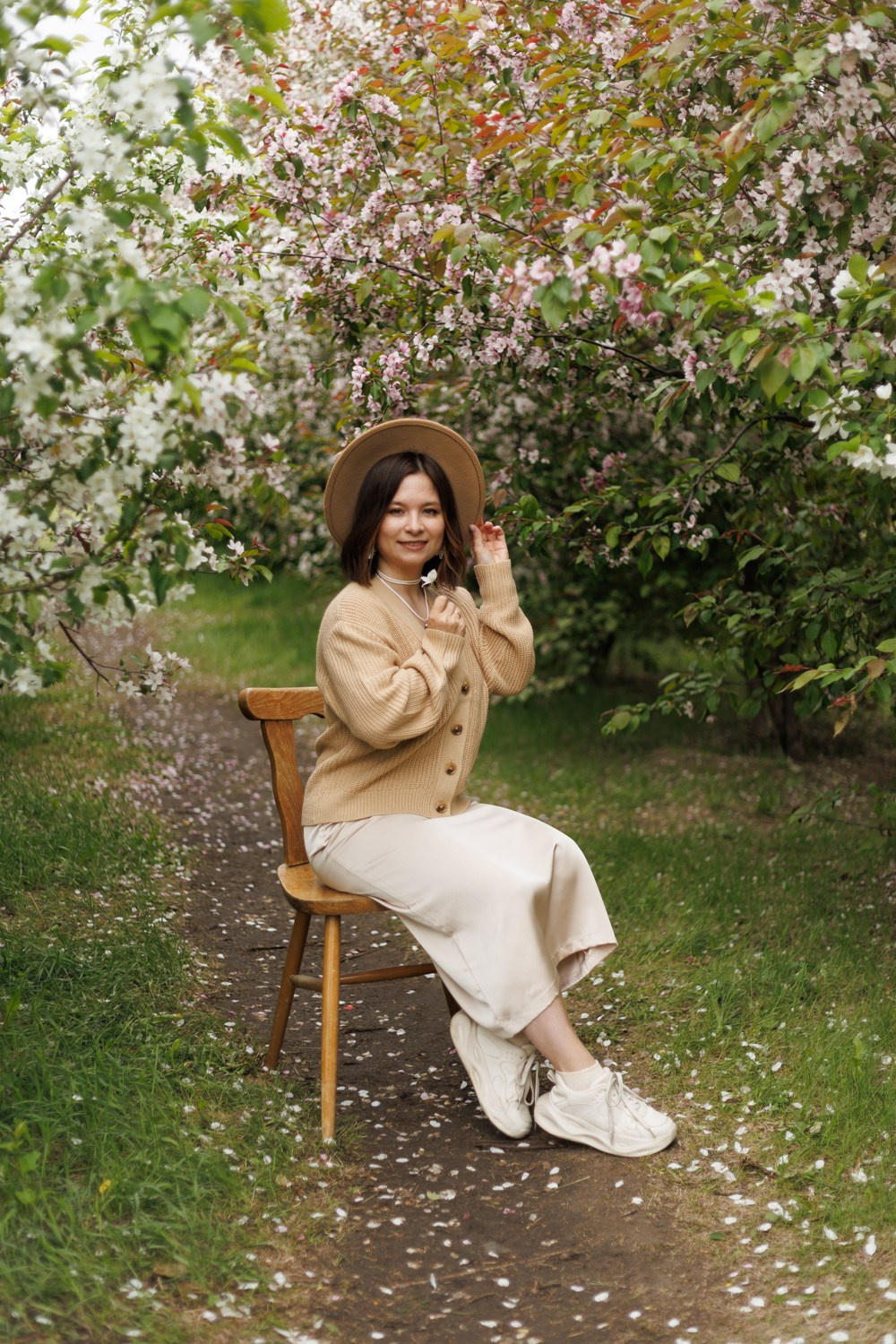 Фотосессия в цветущих яблонях. Семейный фотограф г. Тюмень