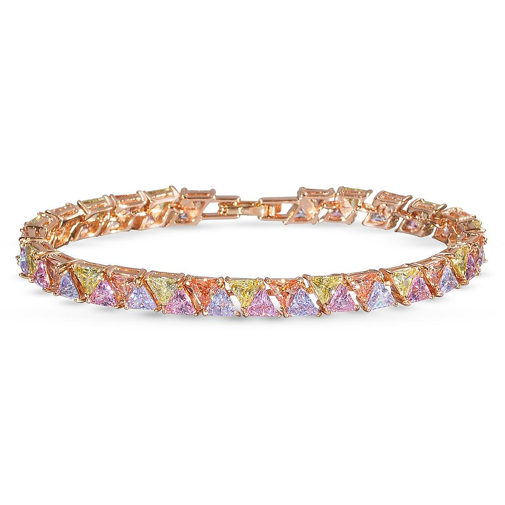 браслет золотой с зелеными, розовыми и фиолетовыми камнями на белом фоне