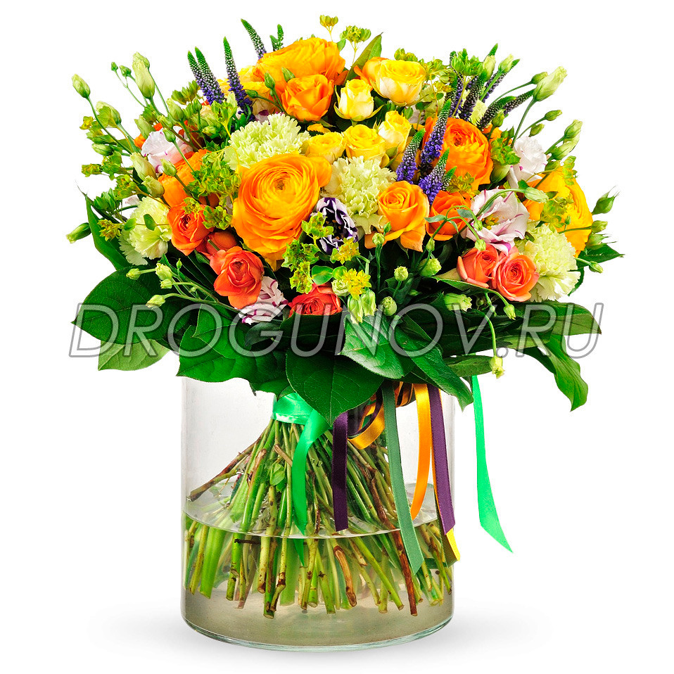 розы в стеклянной вазе