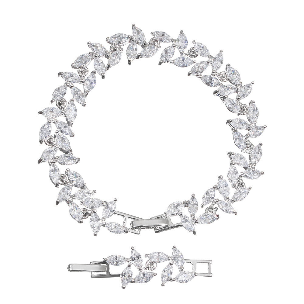 браслет из серебра на белом фоне