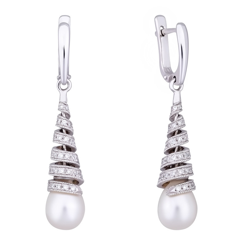 серебряные украшения на белом фоне