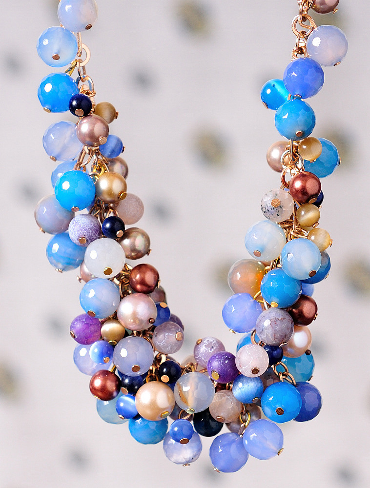 бусы на цветном фоне