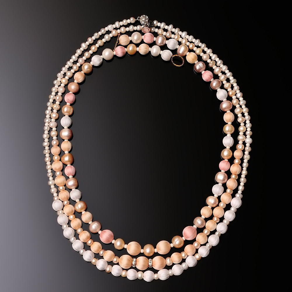 бусины маленькие и большие на черном фоне