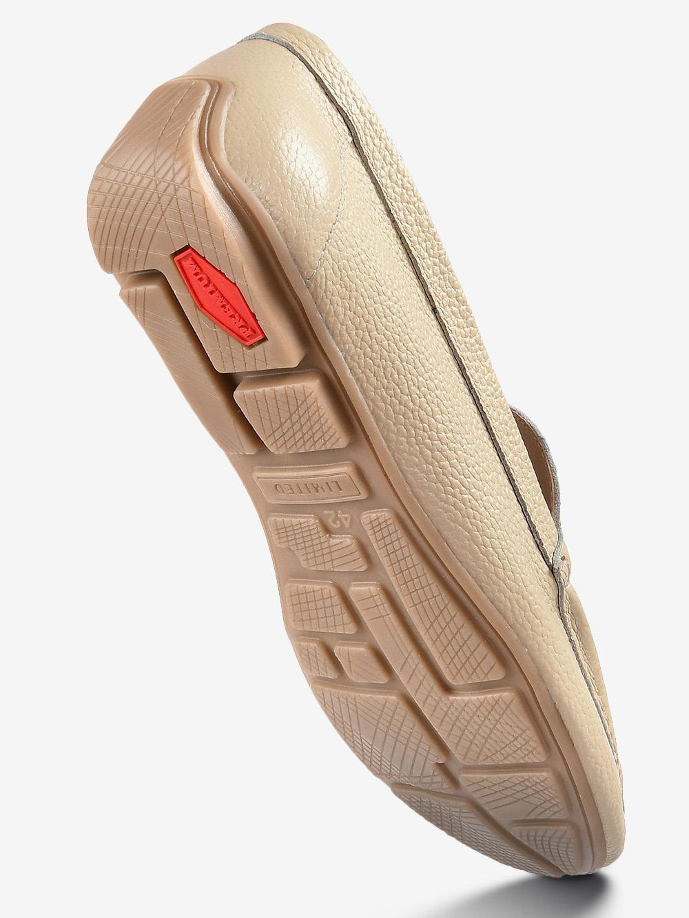 Фотосъемка подошвы обуви на белом фоне