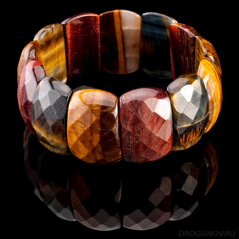 натуральные камни браслет на черном фоне