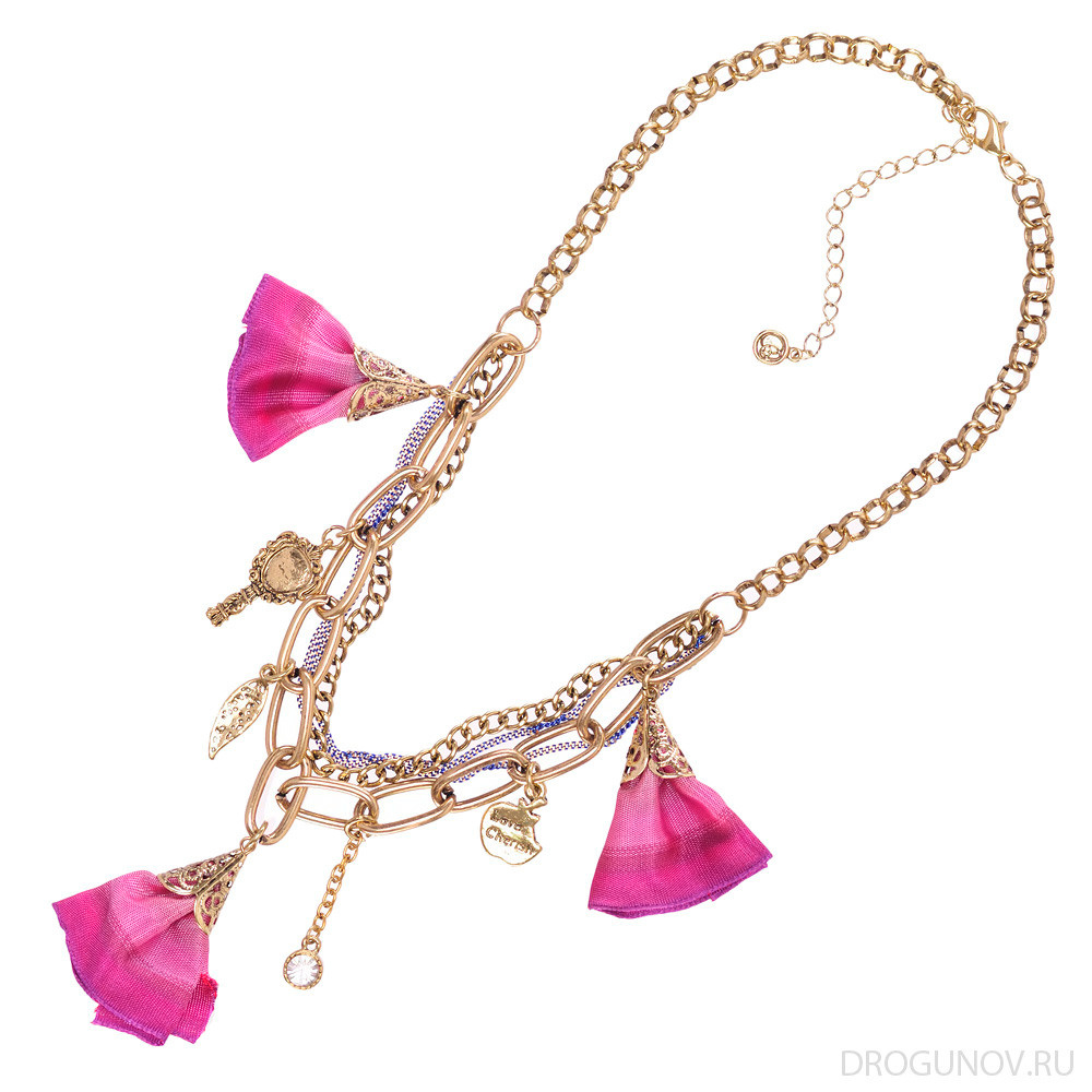 колье на белом фоне