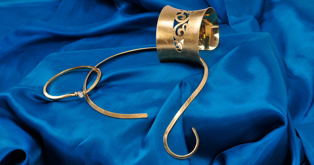 украшение золотого цвета на синей ткани