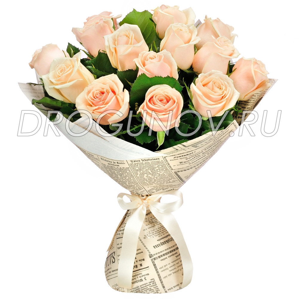 персиковые розы в бежевой бумаге на белом фоне