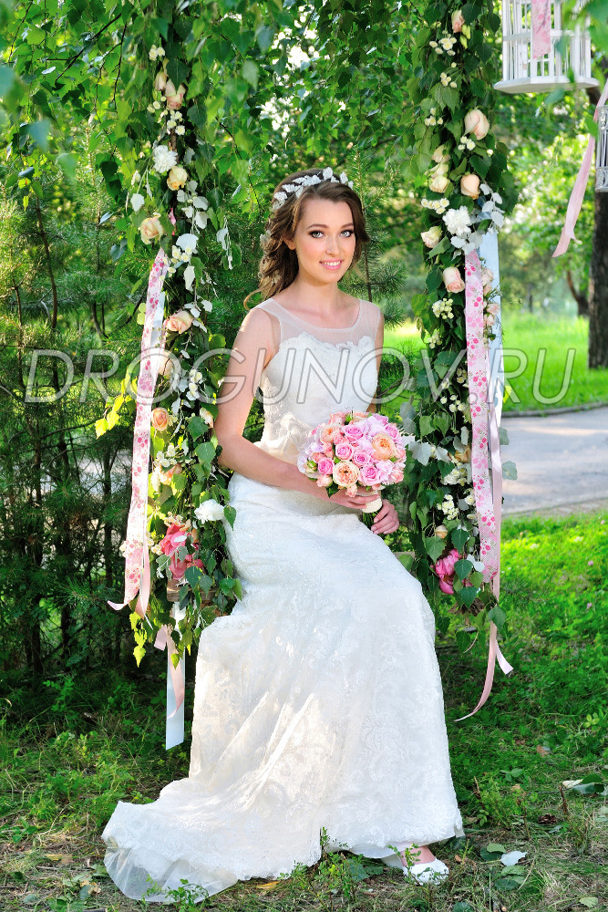 девушка на летних качелях в парке