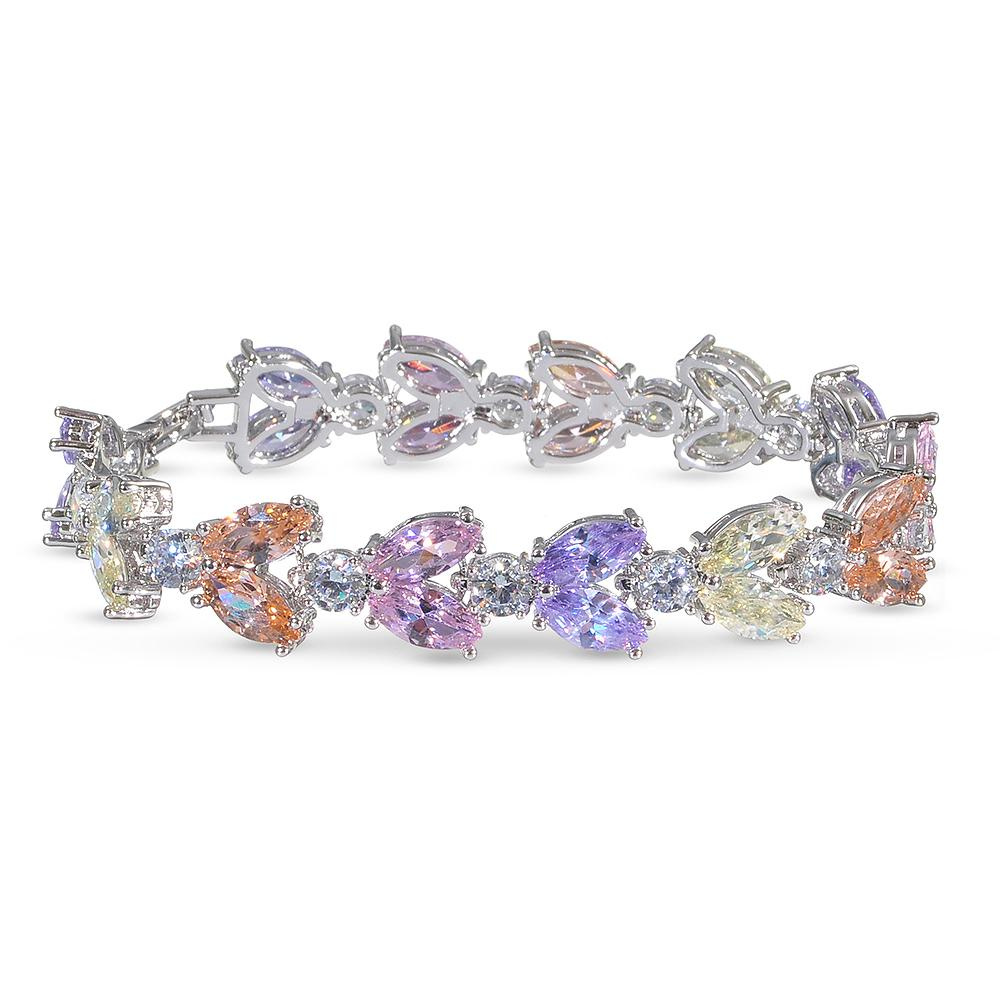 браслет на белом фоне