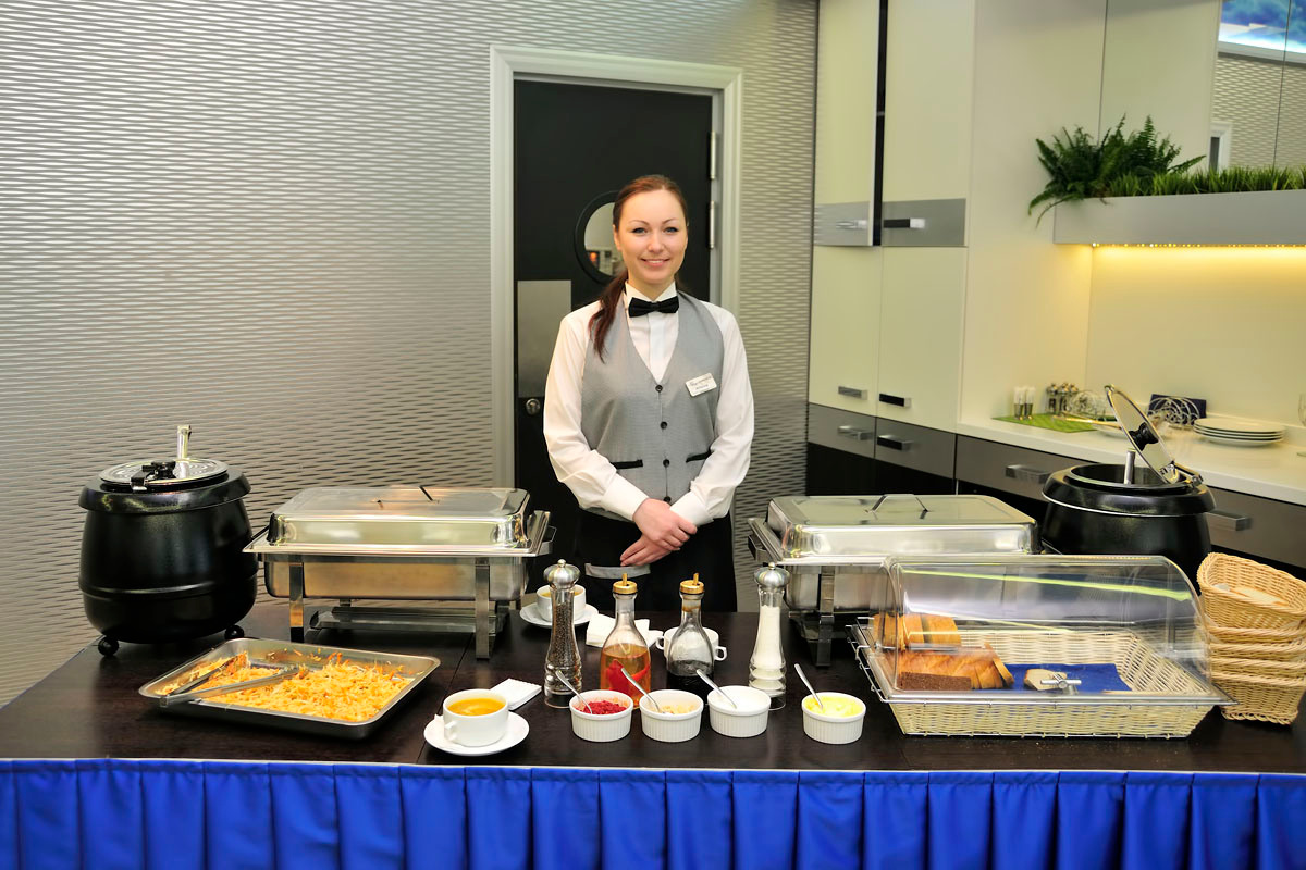 Стол с едой в ресторане