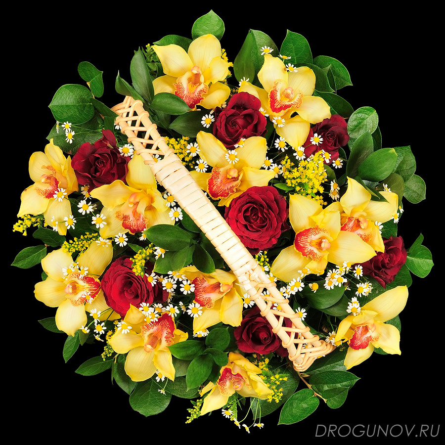 корзина с букетов на чёрном фоне