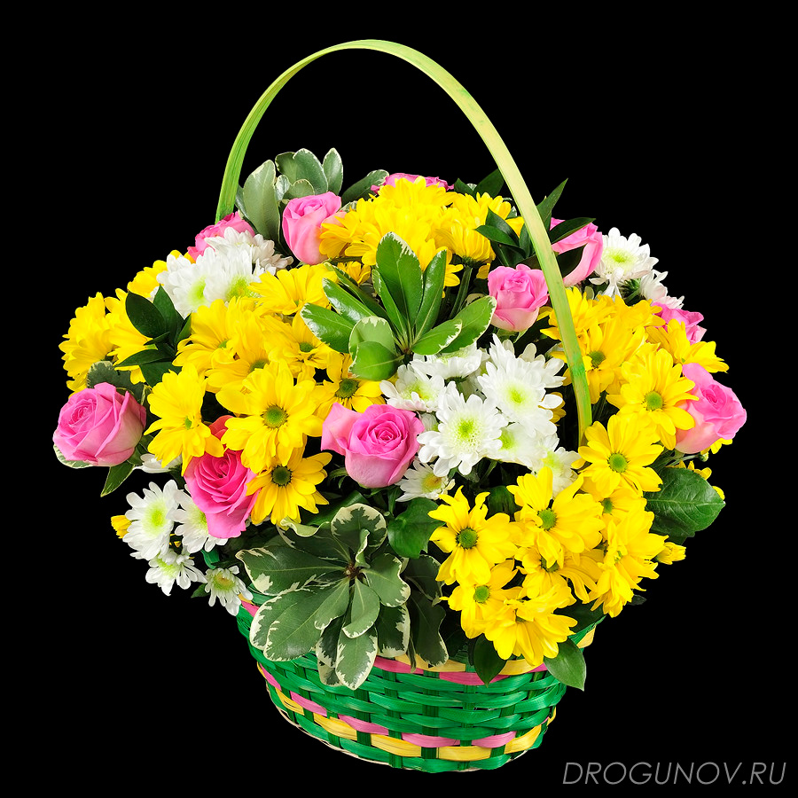 букет в корзинке на черном фоне