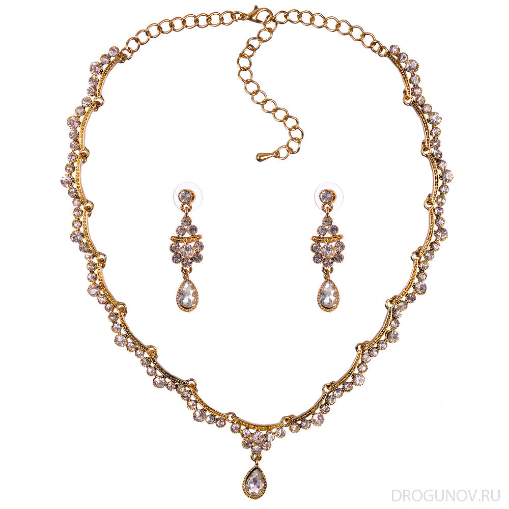 колье и серьги на белом фоне