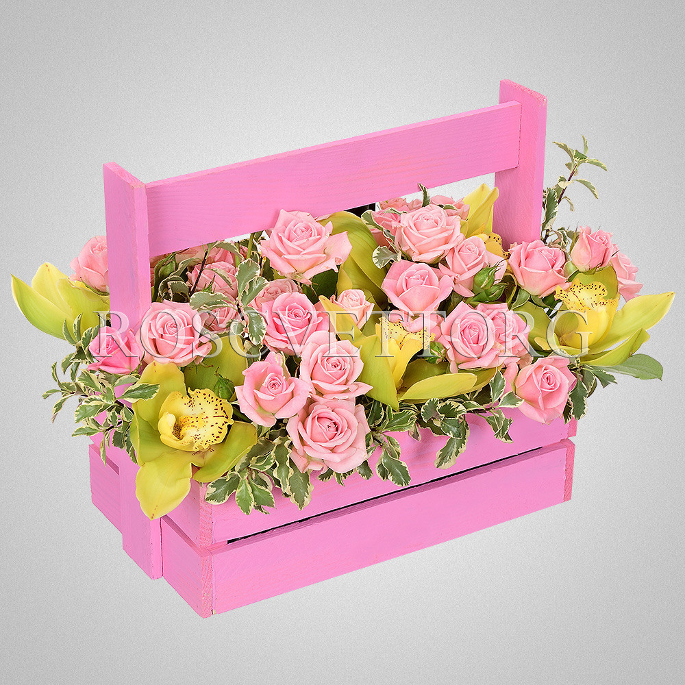 цветы розы в розовом деревянном ящике