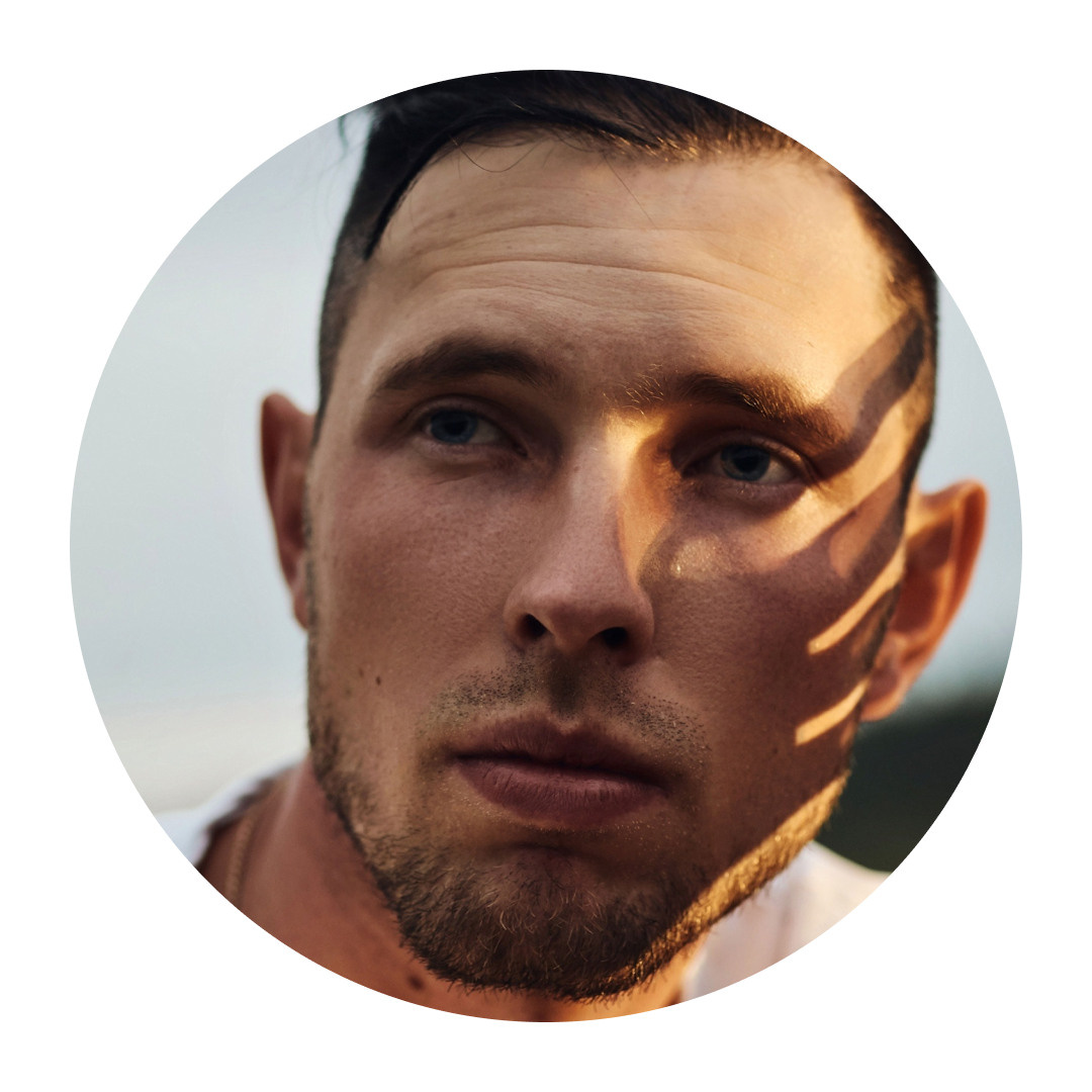 Парень с тенью от руки на лице