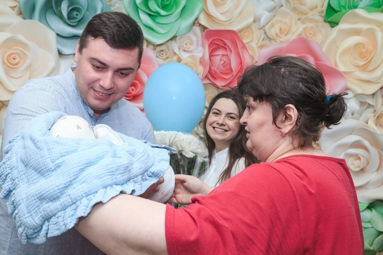 Фотосъемка выписки из роддома в Москве, заказать фотографа на выписку
