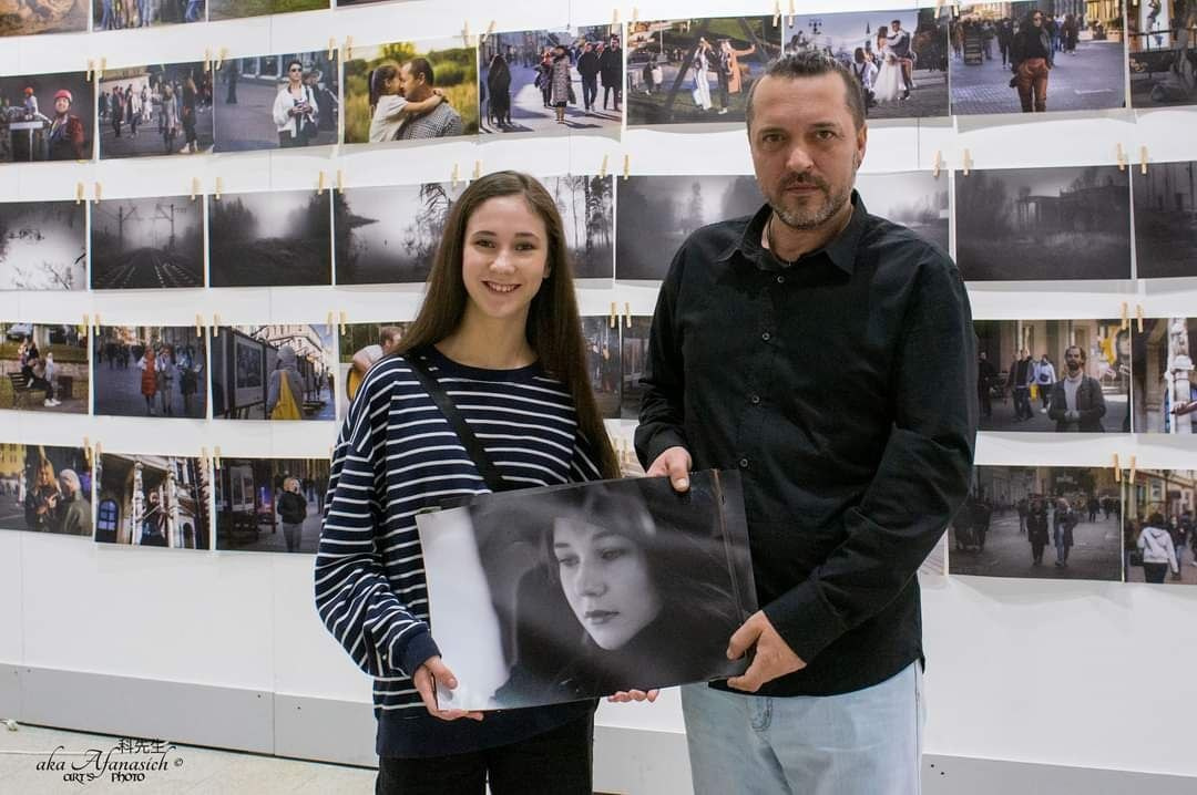 Фотограф Роман Адлер и модель Елизавета Отто на выставке авторской фотографии фотографа Романа Адлера "Хроники". Гостиный Двор. Москва 20-23 января 2023 года