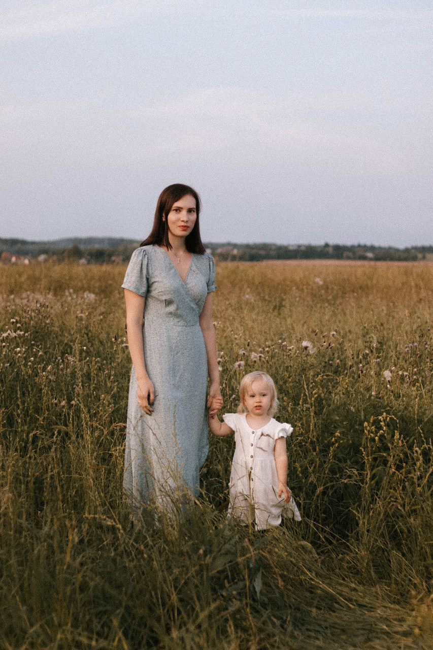 Семейная фотосессия в поле. Портретный фотограф Москва