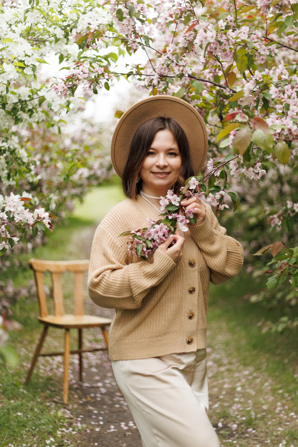 Фотосессия в цветущих яблонях. Семейный фотограф г. Тюмень