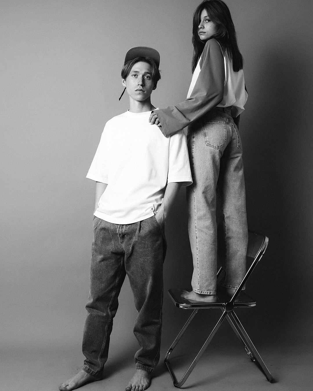 Фон «Волжский песочек» в фотостудии автопортрета ч/б и цвет