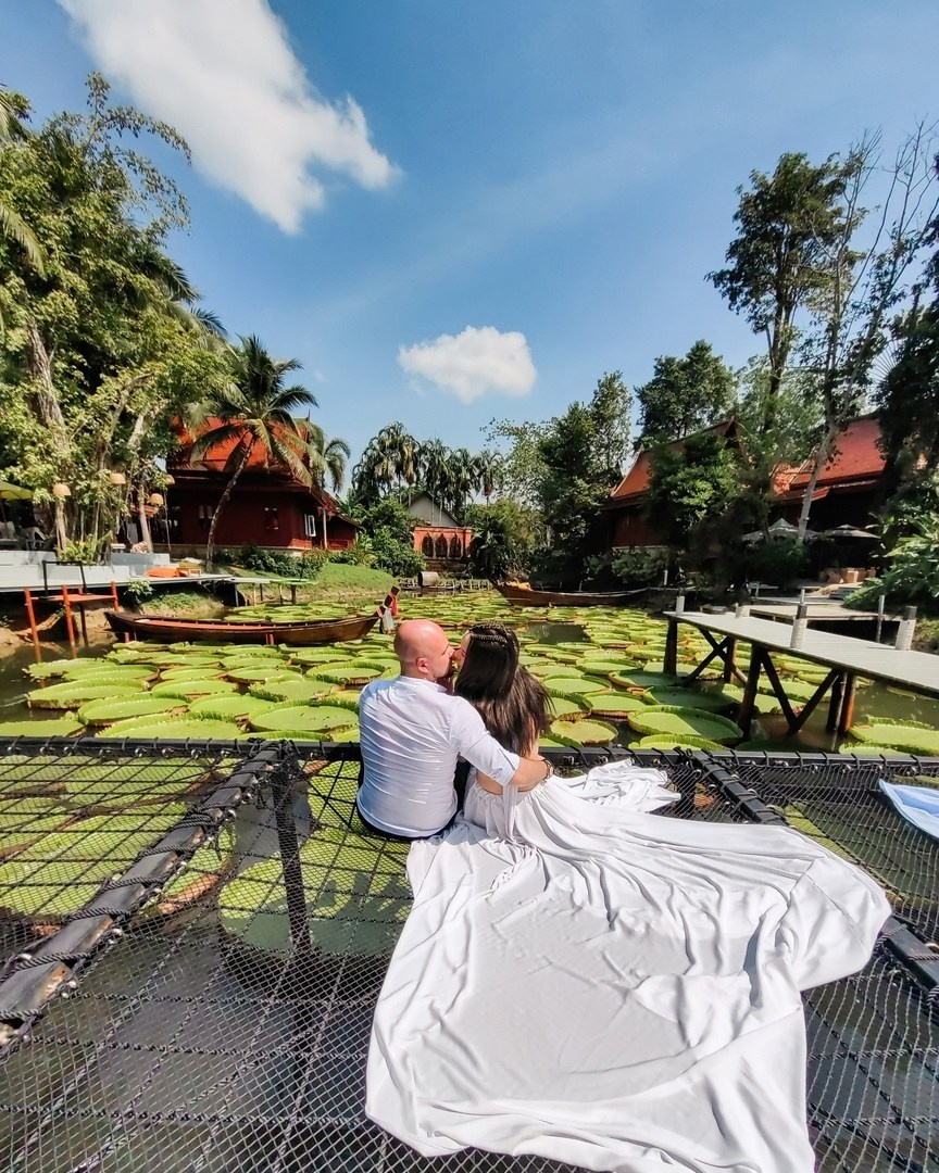 фотосессия в кафе с кувшинками лотосами на Пхукете Ma Doo Bua Cafe Маде Буа Кафе фотограф Phuket идея место образ пример фото позы аренда платья свадебная лавстори фотосессия заказать цена стоимость