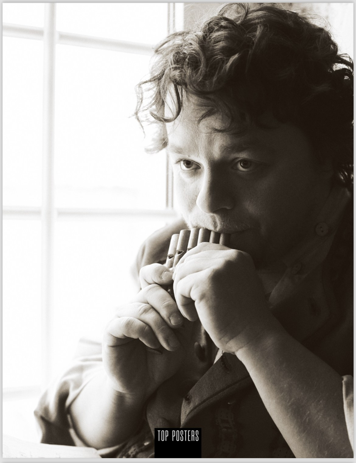 Черно-белый портрет мужчины с губной гармошкой