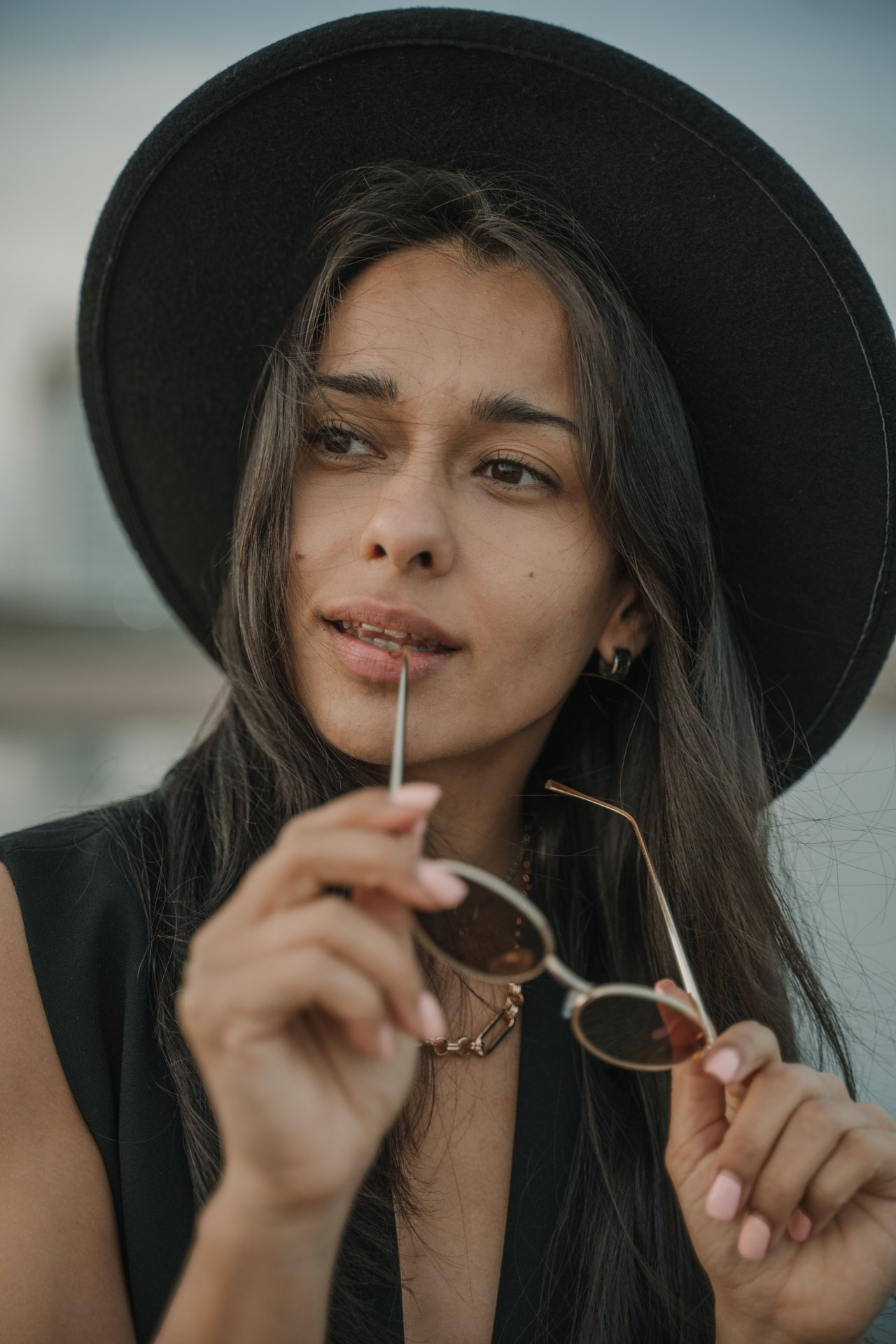 Фотоснимок портретный девушки с шляпой и очками