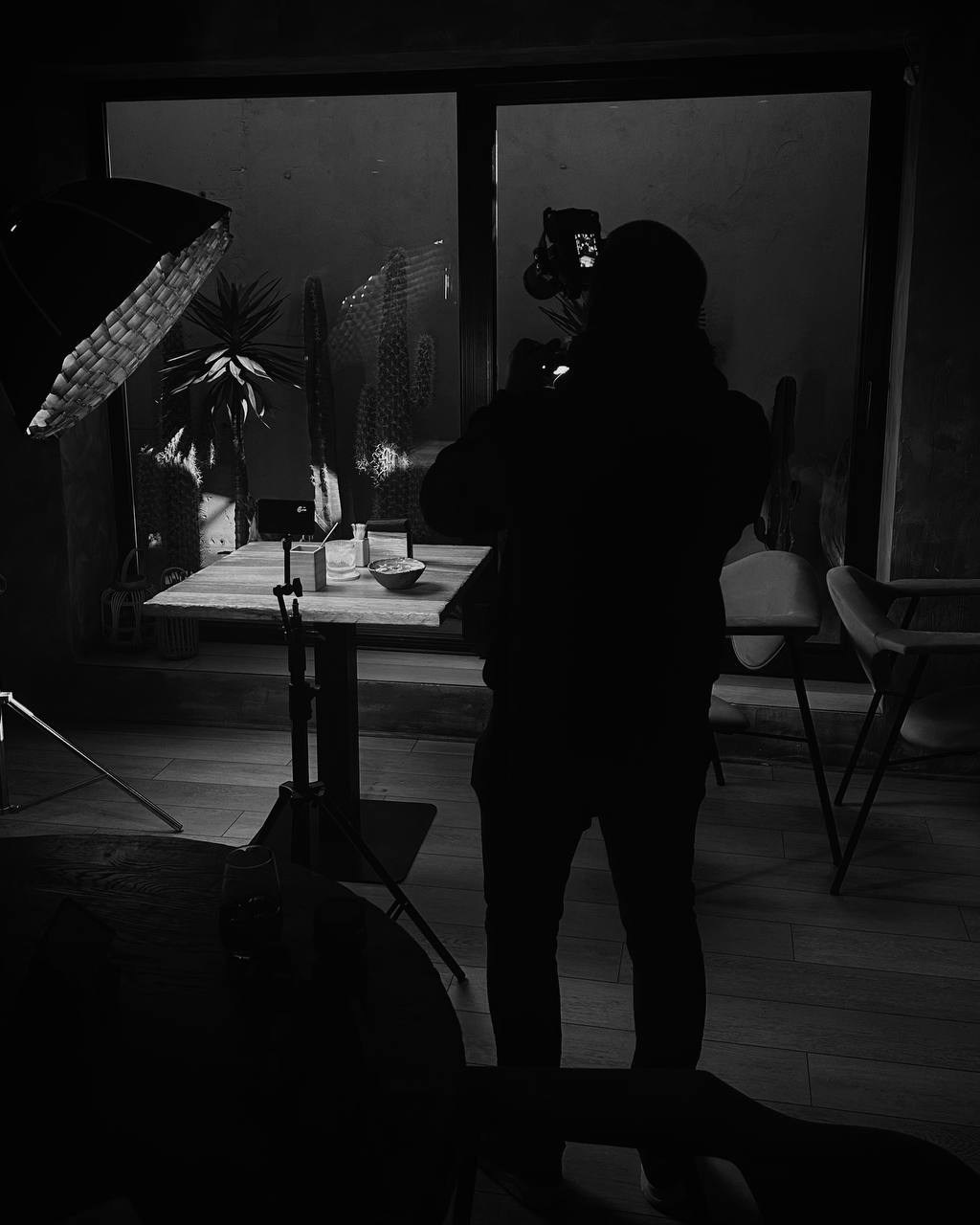 Фотограф и видеограф Максим Карпов за работой на съемочной площадке в Воронеже