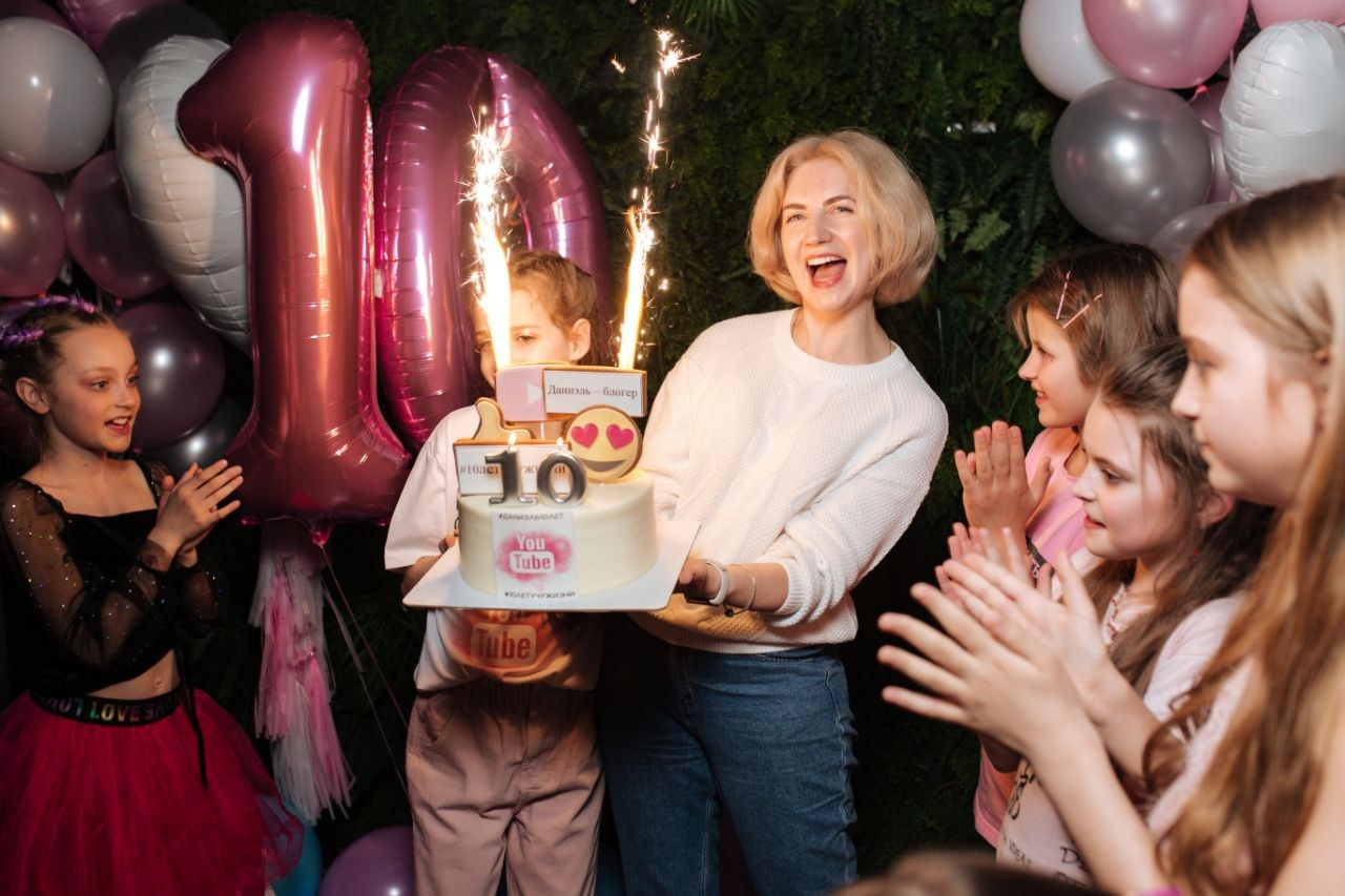 Ведущий + диджей + 1 из 8 моих услуг в подарок!