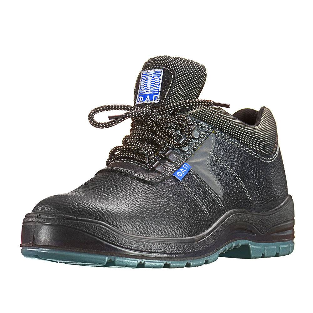 Рабочая обувь - чёрный ботинок со шнурками на белом фоне спереди-сбоку