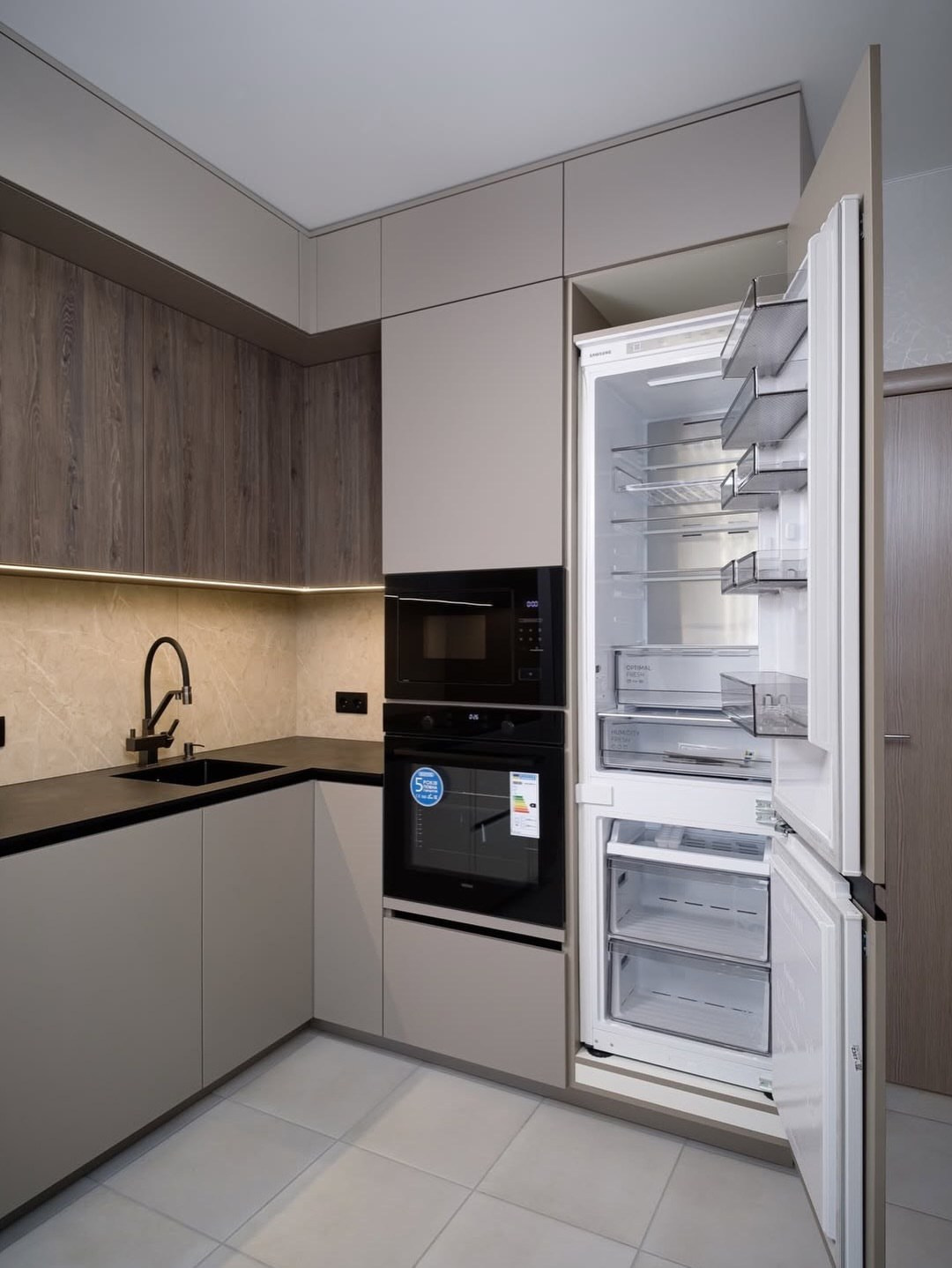 Минималистичная угловая кухня до потолка | OXY Design. Дизайн интерьера, мебели и ландшафта на КМВ | OXY Design