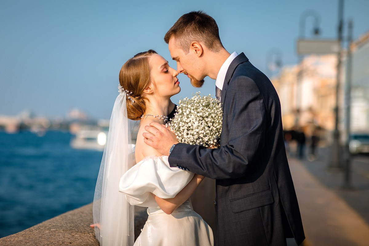 жених и невеста у воды