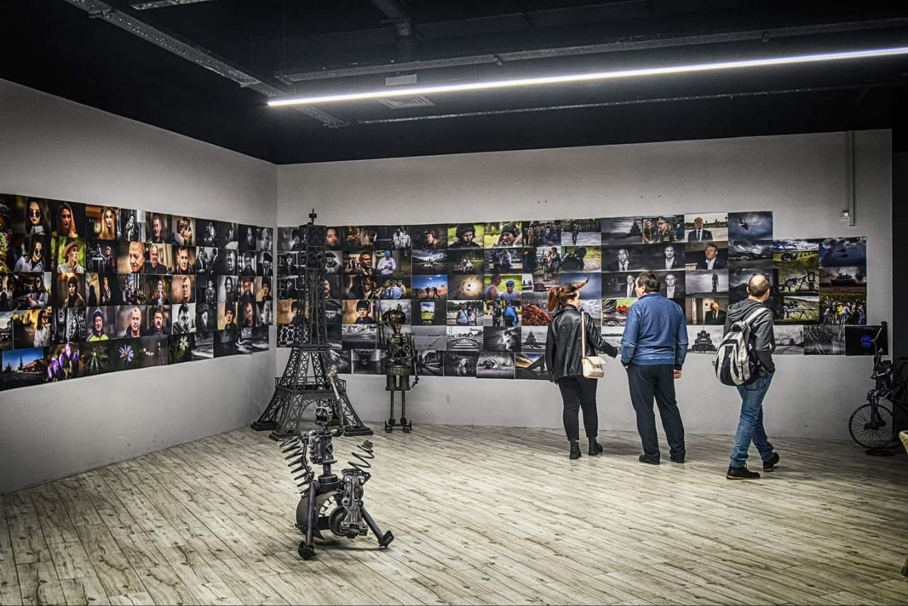 В рамках персональной выставки авторской фотографии Романа Адлера "Добро пожаловать в Новый Мир" в галерее ART FUTURE GALERY был представлен Фотопроект "Путь" / "The Way" 15 декабря 2021 - 20 февраля 2022 года