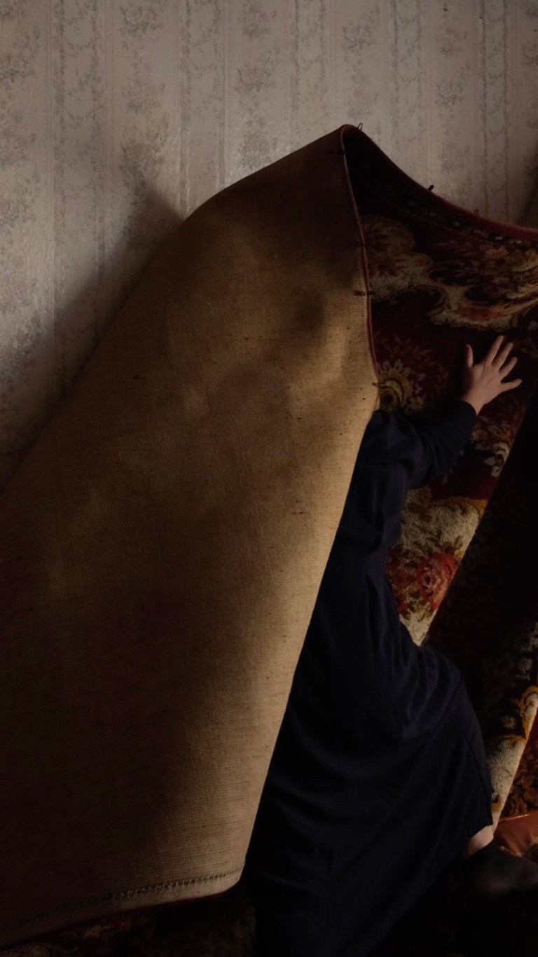 ЖЕНЩИНЫ, ВЫБИВАЮЩИЕ КОВРЫ. Художественная группа «Нежные Бабы»