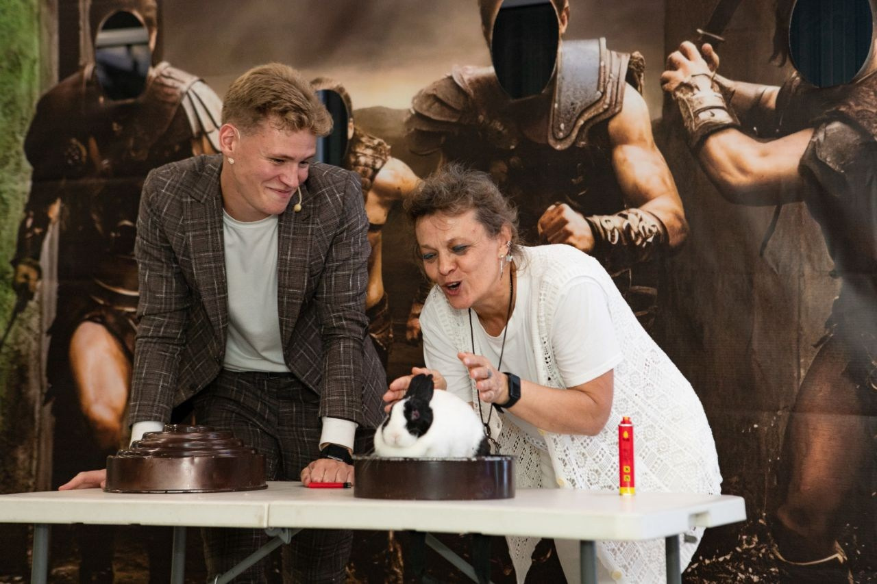 Ведущий + диджей + 1 из 8 моих услуг в подарок!