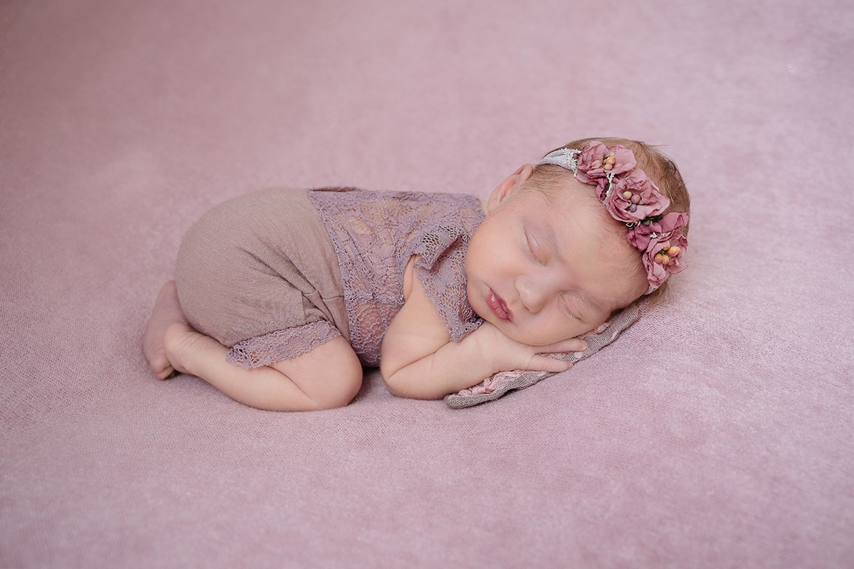 фотосессия новорожденной на бинбеге с розовым фоном
