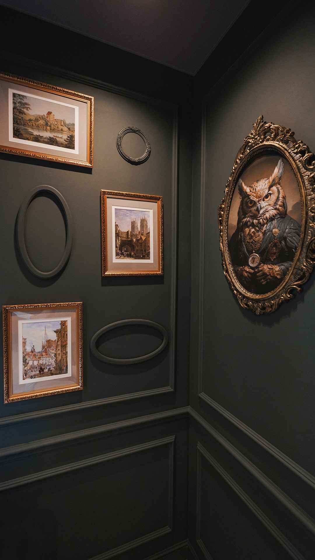 Деталь интерьера: светильники и декор в кафе.